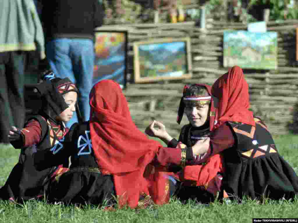 ილიაობის დღესასწაულის მონაწილე ბავშვები - ილია ჭავჭავაძის დაბადების 173-ე წლისთავზე ყვარელში საზეიმო ღონისძიებები გაიმართა.