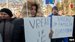 În fața Parlamentului de la Chișinău, în martie 2013