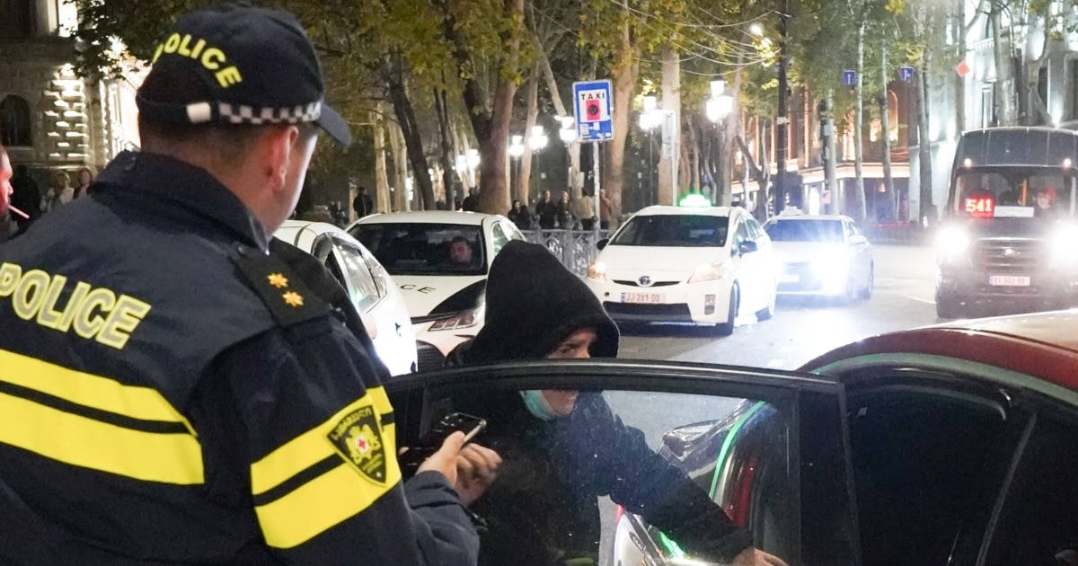 რუსთაველის გამზირზე პოლიცია ისევ აჩერებს დემონსტრანტებს, ვრცელდება ინფორმაცია დაკავებულებზე