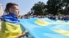 Акція під Верховною Радою: активісти пишуть побажання на кримськотатарському прапорі, який запустять у небо над Кримом. Київ, 15 червня 2021 року