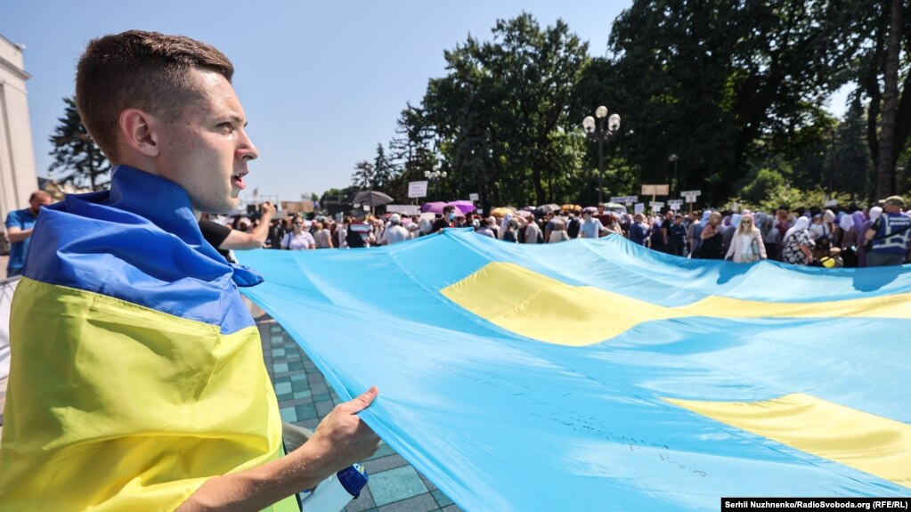 Акция под Верховной Радой: активисты пишут пожелания на крымскотатарском флаге, который будет запущен в небо над Крымом. Киев, 15 июня 2021 года