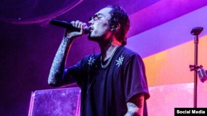 Қара шұлық пен етік киген аққұба жалғыз диванда