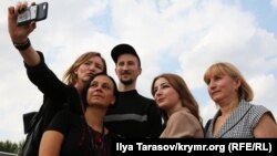 Бывший политзаключенный Александр Кольченко с родными и друзьями в Киеве после обмена, 7 сентября 2019
