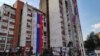Flamuj të Serbisë të vendosur në ndërtesa në Mitrovicë të Veriut në Ditën e Bashkimit, Lirisë dhe Flamurit Kombëtar të Serbëve që shënohet më 15 shtator.