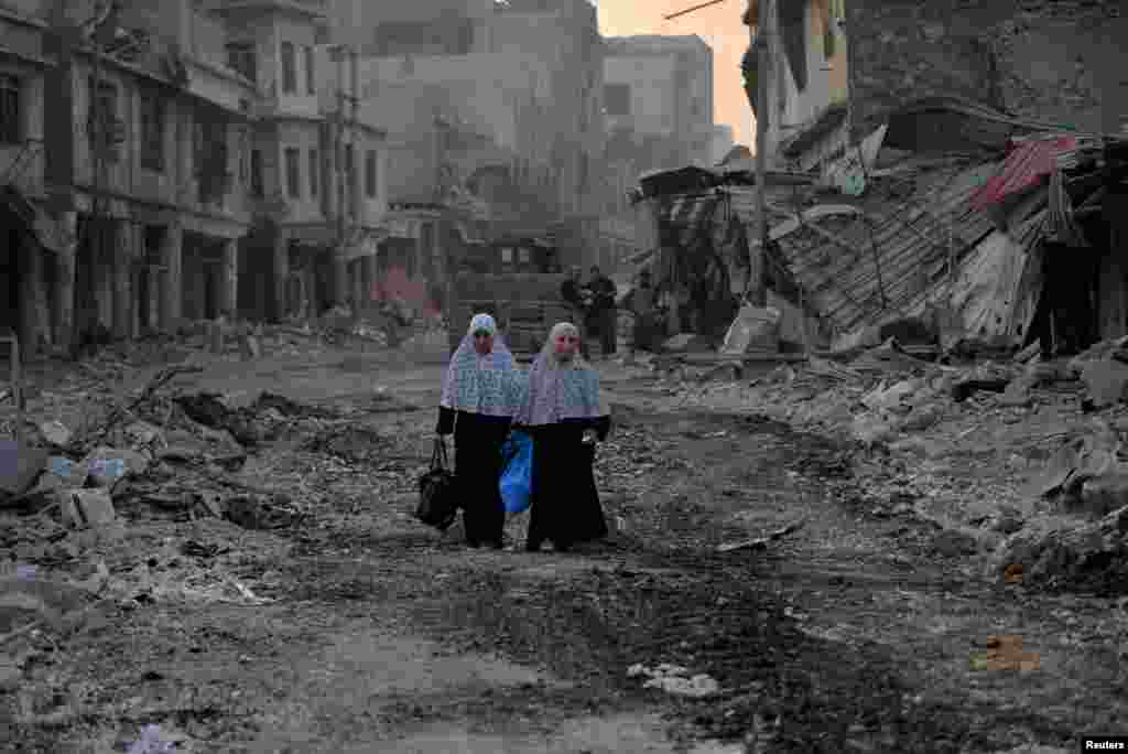 Displaced Iraqi women walk in the Old City of Mosul. (Reuters/Stringer)