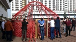 Форумдун катышуучулары Москвада кыргыз боз үйүн тигүүдө. 10-май, 2014-жыл. 