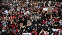 مظاهرات جمعیت انبوه مردم روز چهارشنبه در هایدپارک لندن که بر ضد نژاد پرستی شعار سردادند.