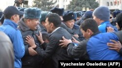 2-марттагы митингде милиция менен чогулгандар тирешип турат. Бишкек, 2020-жыл.