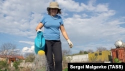 Полив огородной грядки. Симферопольский район, село Клиновка, апрель 2020 года. Иллюстрационное фото