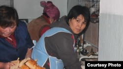 Женщины, работающие в пункте обеспечения питанием жителей пострадавшего в результате стихии Каратау. 13 января 2013 года. Фото из социальной сети Facebook.