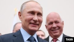 Президент РФ Владимир Путин и генеральный директор государственной корпорации "Ростех" Сергей Чемезов (слева направо), 2017 год