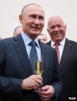 Президент России Владимир Путин и гендиректор корпорации «Ростех» Сергей Чемезов