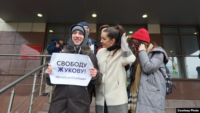 Роман Киселев с плакатом в поддержку фигуранта "московского дела" Егора Жукова около здания суда осенью 2019