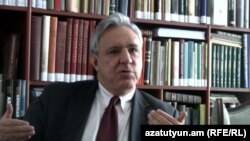 Armenia - Former Foreign Minister Vartan Oskanian is interviewed by RFE/RL's Armenian Service in Yerevan, 18Feb2012.