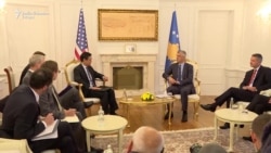 Hoyt Yee sa zvaničnicima Kosova