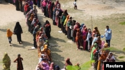 په ډاکې کې ګڼې ښځې د خپلو رایو کارولو لپاره په قطار کې ولاړې دي - د فبرورۍ ۱۲مې انځور.