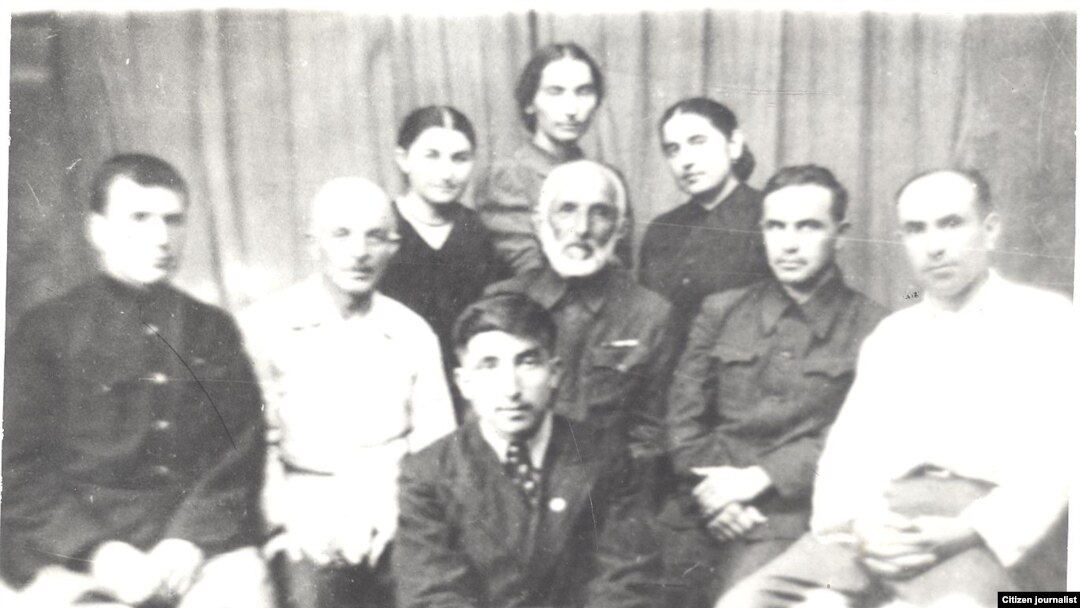 Цlадаса Хlамзат (бакьулъ), "Магlарул большевик" газеталъул хlалтlухъабазул дандчlваялда. 1941 сон. Сураталъул автор лъаларо. 