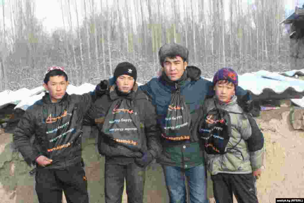 Жанар Акаев с поклонниками "Азаттык+" в Таласе.