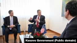 Takimi i kongresistëve amerikanë Mike Turner dhe Donald Norcross me kryeministrin në detyrë të Kosovës, Albin Kurti. 