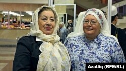 Нәҗибә Ихсанова (сулда) кызы Әлфия Миңнуллина белән бергә