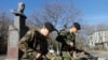 دانشجویان مدرسه ژنرال یرمولوف روسیه در حال سوار کردن قطعات اسلحه کلاشنیکف در آیینی به مناسبت صدمین سالگرد تولد میخائیل کلاشنیکف