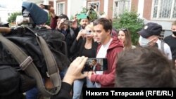 Roman Dobrokhotov talks to the media after police conducted a search in his apartments in Moscow on July 28.