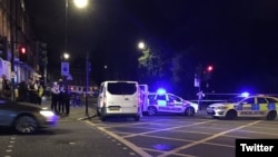 Лондонның орталық Рассел-сквер алаңында шабуыл болған орында жүрген полицейлер. Ұлыбритания, 4 тамыз 2016 жыл.