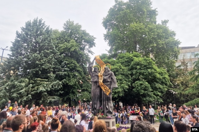 Qindra fëmijë, studentë dhe mësues morën pjesë në marshimin e 24 majit në Pazardzhik.
