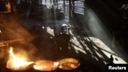 სამუშაო პროცესი ფეროშენადნობთა ქარხანაში