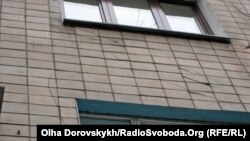 Тріщини в будинку на проспекті Театральному в центрі Донецька