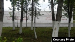 Вид снаружи на участок стены следственного изолятора города Павлодара. Иллюстративное фото.