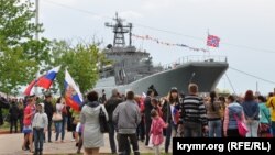 Великий десантний корабель «Калінінград» Чорноморського флоту Росії прибув до окупованої Керчі для святкування Дня перемоги. 9 травня 2014 року