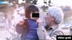 Кадр из пропагандистского видео. Узбекский боевик Абу Амин показывает своего внука, агитируя вступить в ряды экстремистов.