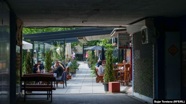 Disa qytetarë shijojnë kafenë në një kafiteri në Prishtinë. 6 shtator 2021.