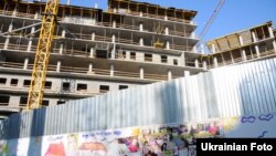 Дитячі малюнки на будівельному паркані біля «Охматдиту»
