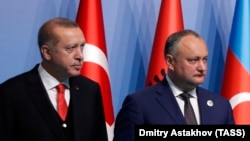Președintele Tayyip Erdogan și Igor Dodon la summitul aniversar al Organizației de Cooperare Economică la Marea Neagră (BSEC) la Istanbul, 22 mai 2017