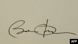 Prvi potpis Baracka Obame kao američkog predsjednika nakon položene zakletve, 20.01.2009. 