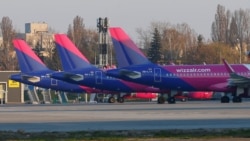 Літаки авіакомпанії Wizz Air на стоянці в аеропорту міста Києва, квітень 2020 року, Київ, Україна