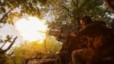 Військовослужбовець 43-ї окремої артилерійської бригади ЗСУ веде вогонь із самохідної гармати 2С7 «Піон» у Донецькій області, 30 травня 2025 року