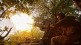 Військовослужбовець 43-ї окремої артилерійської бригади Збройних сил України веде вогонь із самохідної гармати 2С7 «Піон» у напрямку російських позицій, ілюстративне фото