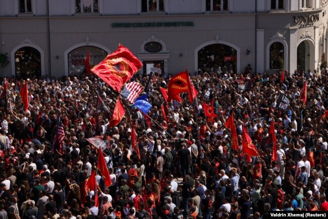 Mijëra njerëz mblidhen në qendër të Prishtinës për ta kundërshtuar dënimin me burgim të ish-krerëve të UÇK-së nga Gjykata Speciale e Kosovës në Hagë.