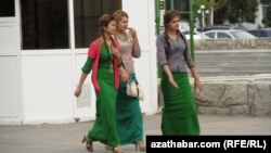 Девушки в национальных туркменских платьях современного кроя, Туркменистан