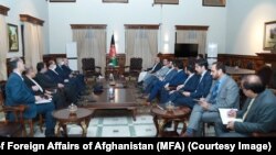 همایون حایری معاون وزیر انرژی ایران در دیدار با محمد حنیف اتمر سرپرست وزارت امور خارجه افغانستان.