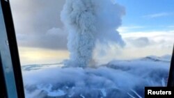 Извержение вулкана Крашенинникова на Камчатке. 