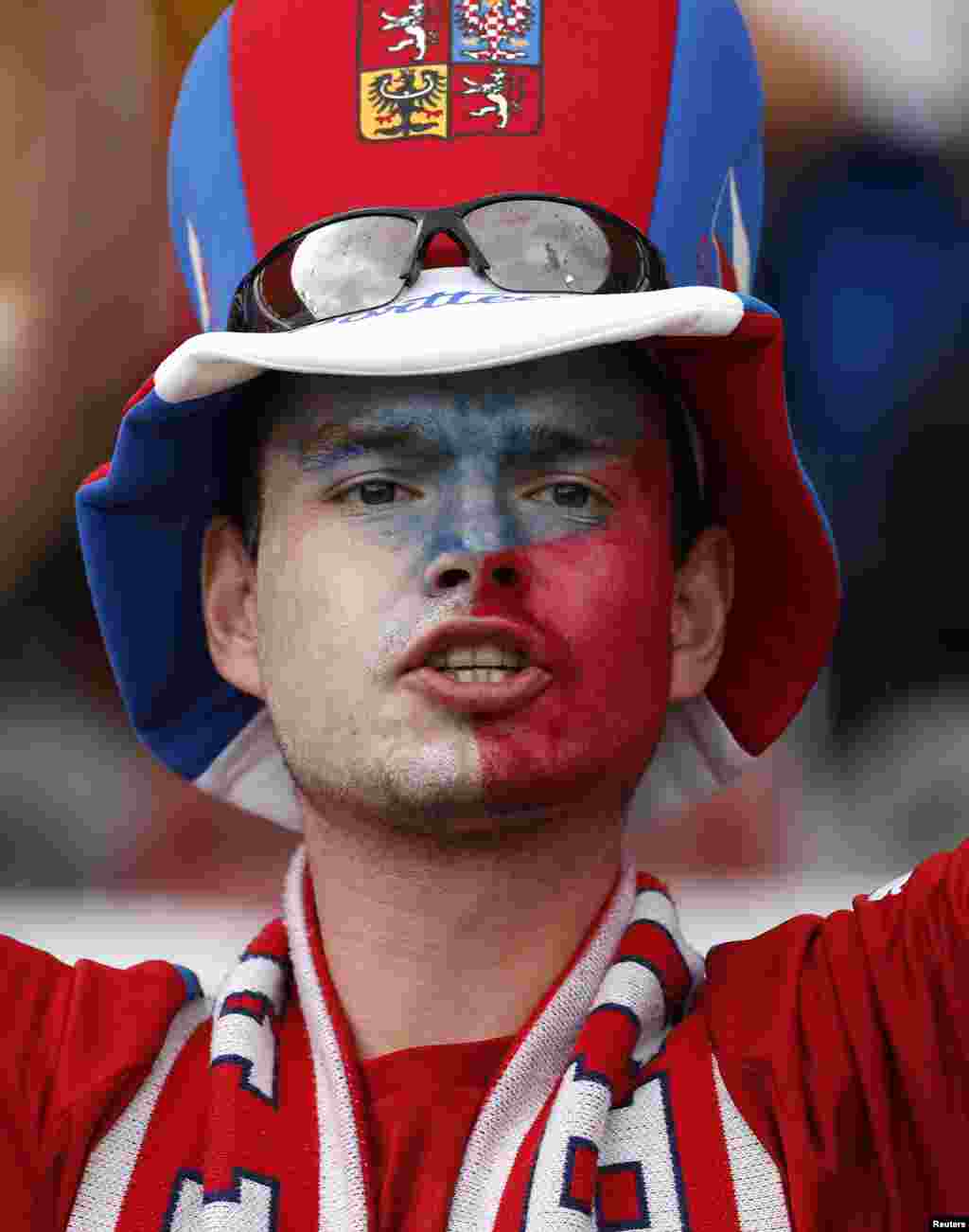 Çexiyalı azarkeş oyuna hazırlaşır. Bu komandaların mübarizə apardığı D qrupuna hazırda 3 xalla Xorvatiya millisi başçılıq edir. Komanda bu xalı bir gün əvvəl Türkiyə üzərindəki qələbə ilə qazanıb.Həmin oyunda xorvatlar türkləri 1:0 hesabı ilə məğlub edib. Çexiya millisində Tomáš Rosický və qapıçı Petr Čech kimi veteran oyunçular var.