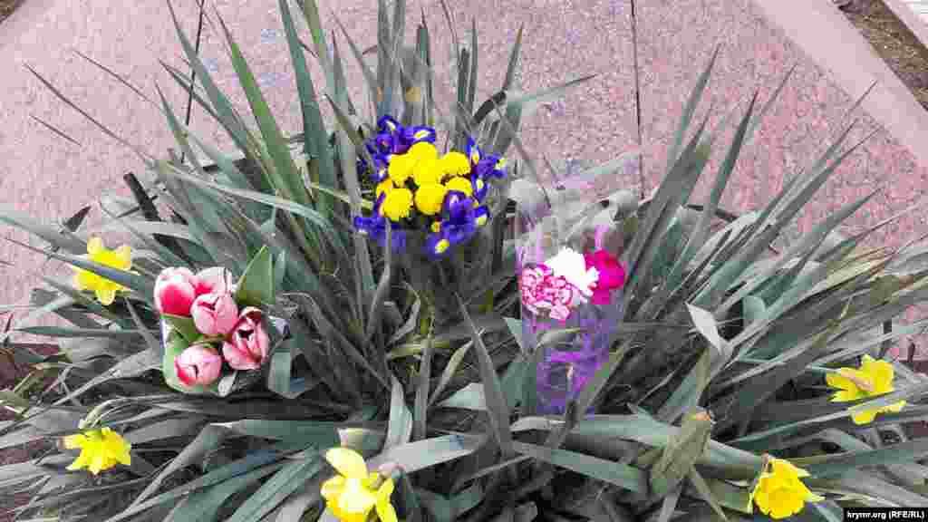 У Керчі вже до полудня біля пам&#39;ятника українському поетові лежало кілька букетів квітів, один з них &ndash; в жовто-синій кольоровій гамі