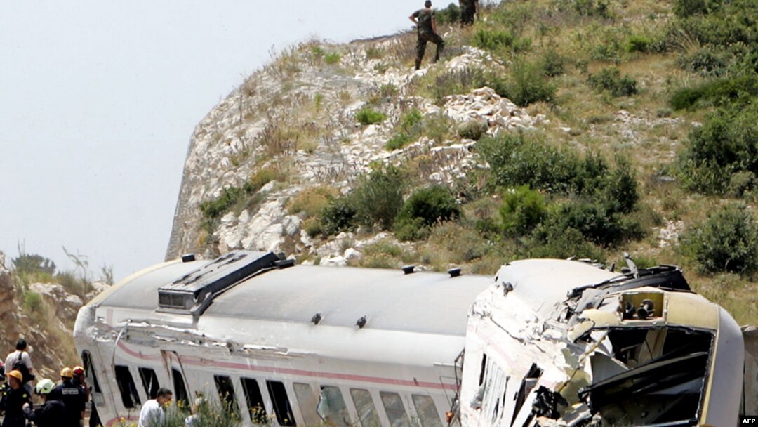 Spasilačke službe izvlače povrijeđene iz vlaka koji je izletio iz tračnica