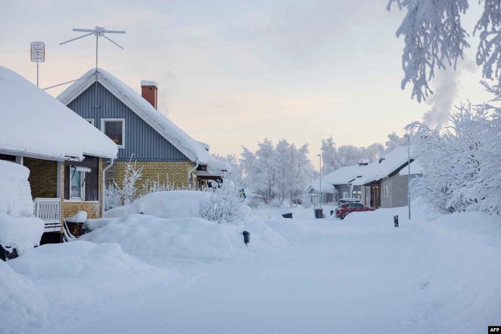  Bora e mbulon fshatin Vittangi në komunën Kiruna, në veri të Suedisë, ku temperaturat ranë në minus 38.9 gradë celsius mëngjesin e 3 janarit 2024.   