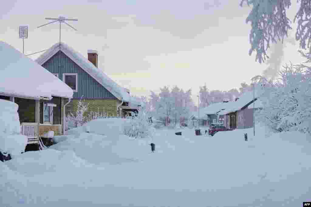 Bora e mbulon fshatin Vittangi në komunën Kiruna, në veri të Suedisë, ku temperaturat ranë në minus 38.9 gradë celsius mëngjesin e 3 janarit 2024. 