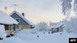 Bora e mbulon fshatin Vittangi në komunën Kiruna, në veri të Suedisë, ku temperaturat ranë në minus 38,9 gradë celsius mëngjesin e 3 janarit 2024. 